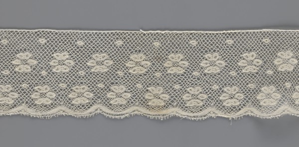 Lace fragment, tied in the form of a belt with one-sided arched serrations. Regular ornament: