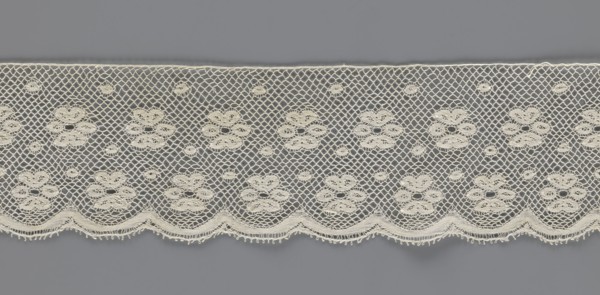 Lace fragment, tied in the form of a belt with one-sided arched serrations. Regular ornament:
