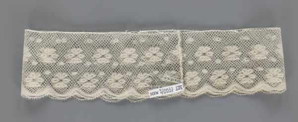 Fragment of lace, a section of a belt sewn into a closed circle with one-sided arched serrations.