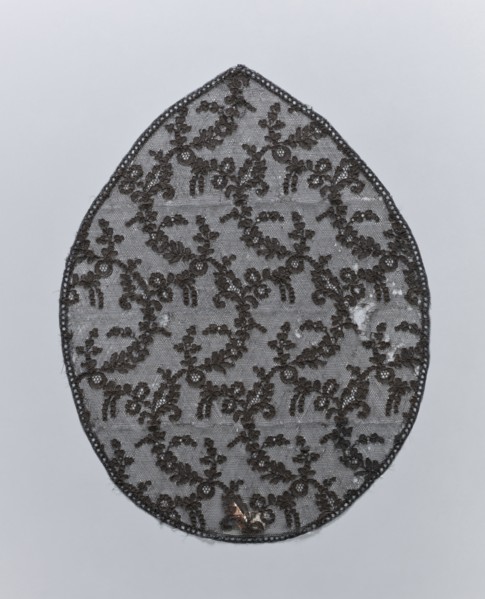 Lace, lace, plant ornaments, in the shape of an oval pointed on one side. A narrow strip of