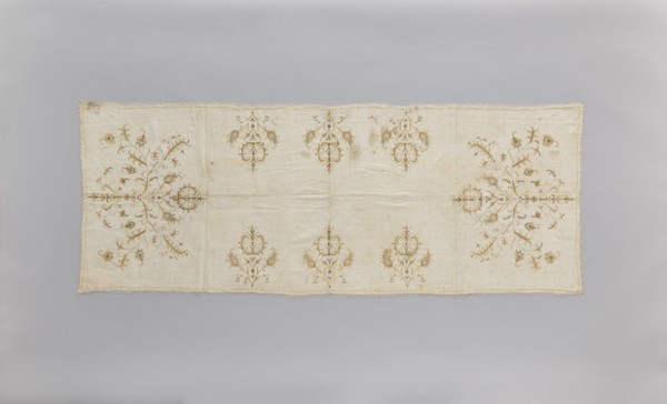 Church napkin of thin white linen 25 warp and weft threads per cm covered with embroidery featuring