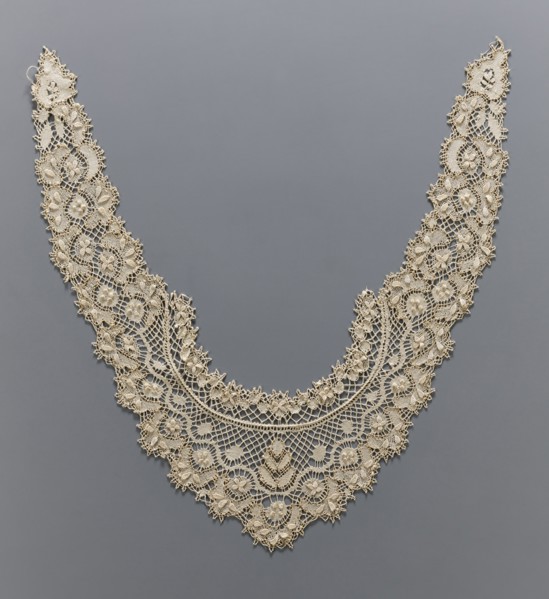 Collar, lace, ornamented with rosettes, floral leaves, and diagonal spider-like meshes arranged