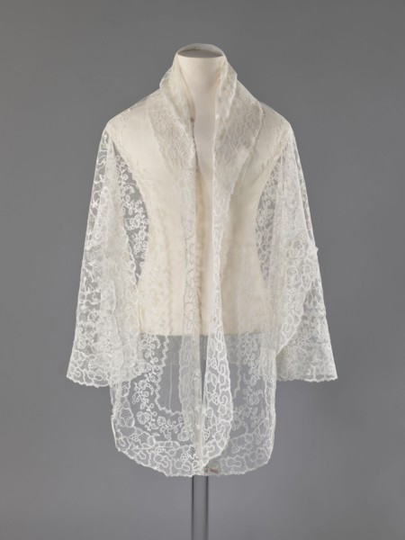 Cape, lace, clothing accessory for women's fashion, 19th century, Europe; length 75 cm, width 192.5