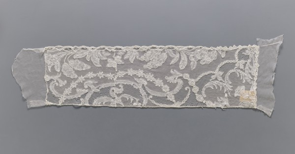Lace fragment, A leafy tendril with fruit is arranged along the lower edge. At the upper edge, a