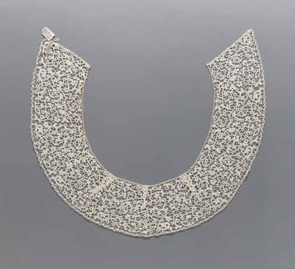 Collar;, Semicircular lace collar with elongated corners shape obtained using darts, decorated with