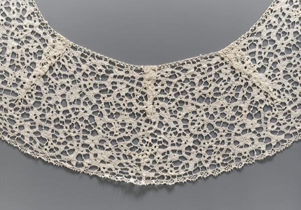 Collar, floral ornaments, semicircular shape obtained using darts with elongated corners, de brides