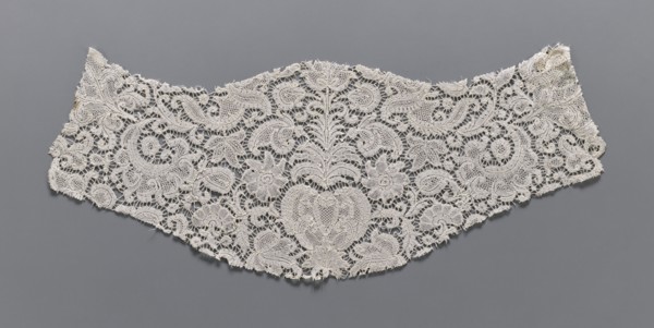 Fragment of lace, plant ornaments, bobbin lace, 18th century, Flanders, width 17 cm, length 46 cm,