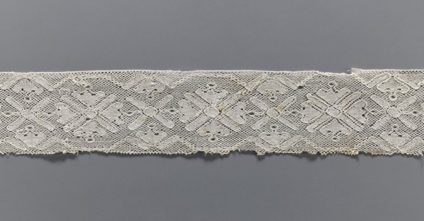 Lace fragment, bobbin lace with rosettes, the rosettes are framed by a tendril motif at the top and
