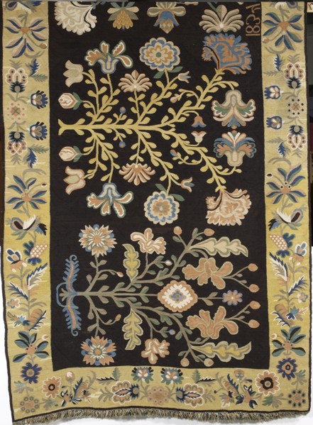 Court rug, Woven textile, fabrics, weaving; decorative interior furnishing with plant and floral