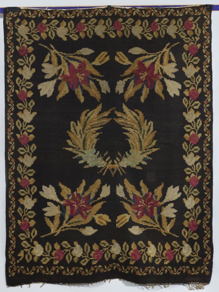 Kilim, In the center are motifs of two palm branches crossed at the base; in the corners are four