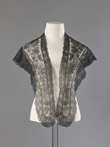 Mantilla, floral ornaments; Chantilly lace; lace; clothing accessory; women's clothing; fashion;