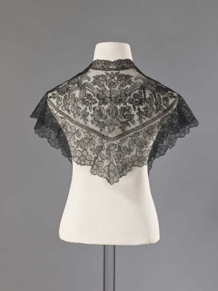 Mantilla, floral ornaments; Chantilly lace; lace; clothing accessory; women's clothing; fashion;