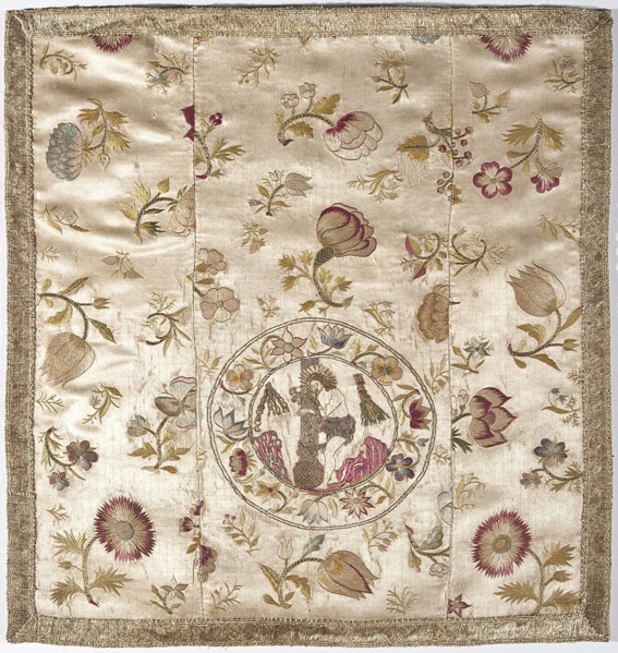 Velum made of three fragments of white cream satin, embroidered. Below half the height in a