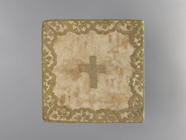 Embroidered pall, embroidery on cream-colored silk satin with gold thread in a hoop stitch. Central