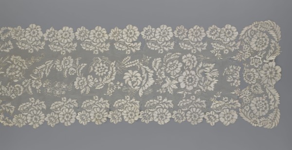 Shawl, shawl, clothing accessory, women's clothing, fashion, lace with serrated edges, design of