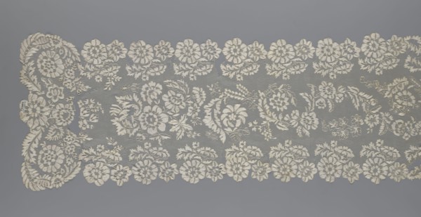 Shawl; creator, shawl; clothing accessory; women's clothing; fashion; lace with serrated edges;