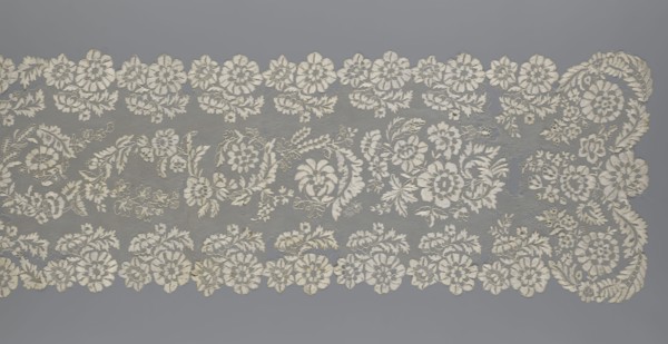 Shawl, shawl; clothing accessory; women's clothing; fashion; lace with serrated edges; design