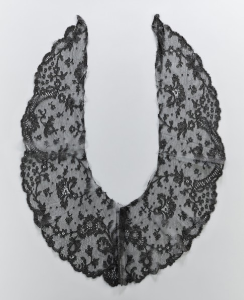 Collar, lace clothing accessory for women's fashion; lace collar with shell-and-lace motifs around