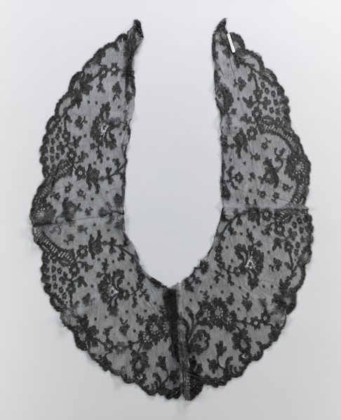 Collar, lace clothing accessory for women's fashion. Around the outer serrated edge are
