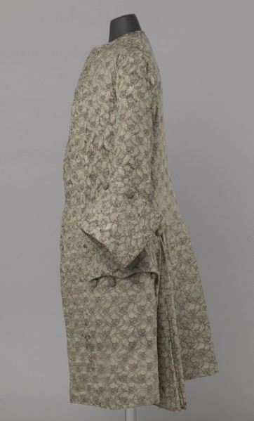 Szustokor, Szustokor made of silver lamé with a net ornament featuring a pattern of small flowers.