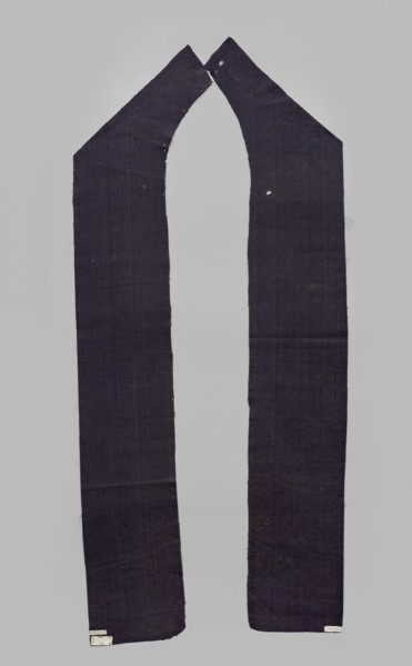 Fabric fragment, textiles, fragments of silk fabrics, patterned fabrics, plant motifs, cochineal