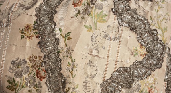 Robe à la française robe à paniers à coudes, two-piece, pink grosgrain with swirling silver