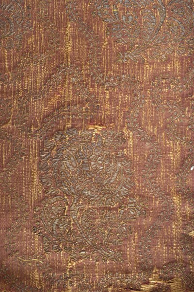 Fabric fragment, silk brocade grosgrain, 1st half of the 17th century, Italy. On a red background a