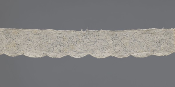 Lace fragment, early 18th century, Binche. Materials: lace fabric; dimensions: width 3 cm, length