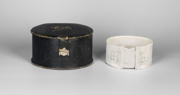 Women's collar, made of thin white linen, stiffened, decorated with openwork embroidery; edges on