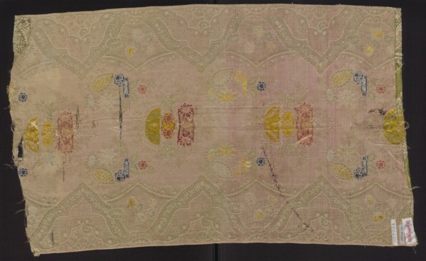Fabric fragment, silk brocaded and broached damask, 1st quarter of the 18th century, France.