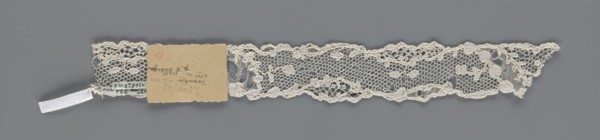 Lace fragment, lace with ornament carried on two edges with a free tendril, also carried diagonally