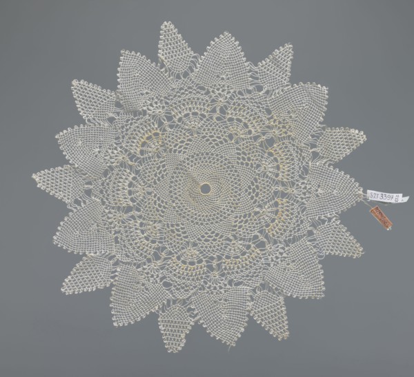 Napkin, napkin, lace napkin, white, round with large triangular teeth along the edge, concentric