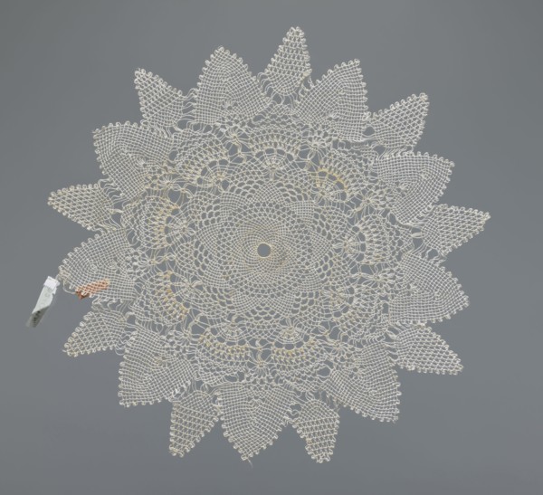 Napkin, napkin, lace, lace napkin, white, round with large triangular teeth along the edge;