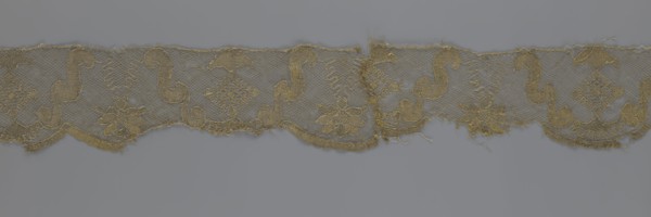 Lace fragment, lace strip finished with flat arched teeth on one side and straight on the other; in