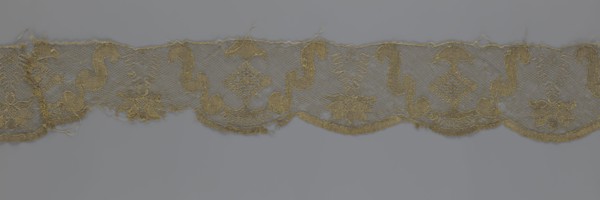 Lace fragment, lace strip finished with flat arched teeth on one side and straight on the other; in