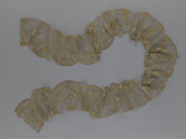 Lace fragment, lace strip finished with flat, arched teeth on one side and straight on the other.