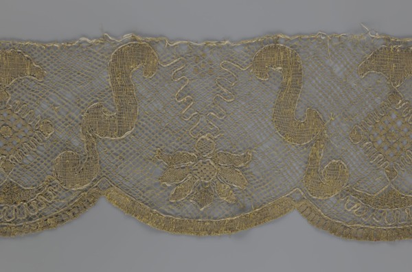 Lace fragment;, The lace strip is finished with flat, arched teeth on one side and straight on the