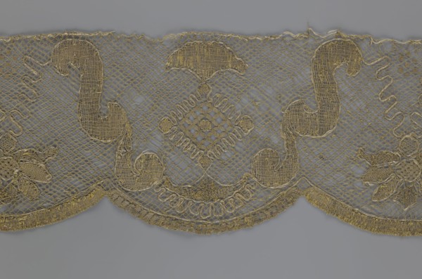 Lace fragment, lace. The lace strip is finished with flat, arched teeth on one side and straight on