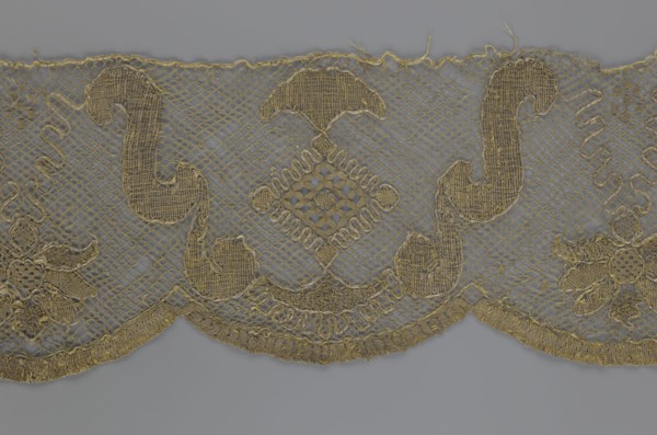 Lace fragment, lace strip finished with flat arched teeth on one side and straight on the other. In