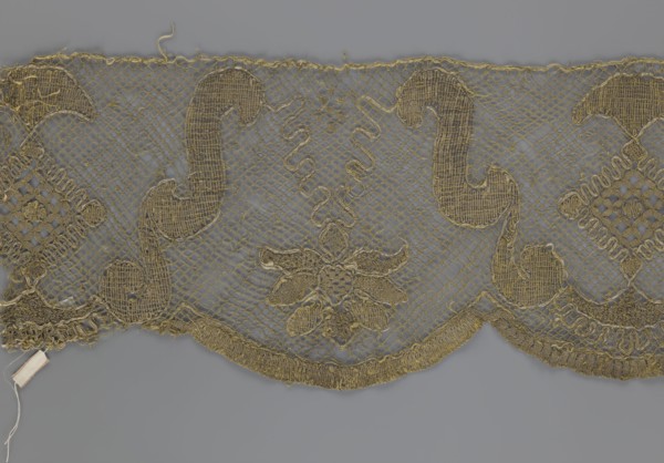 Lace fragment, lace strip finished with flat arched teeth on one side and straight on the other; in
