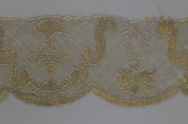 Lace fragment, lace strip finished with flat arched teeth on one side and straight on the other; in