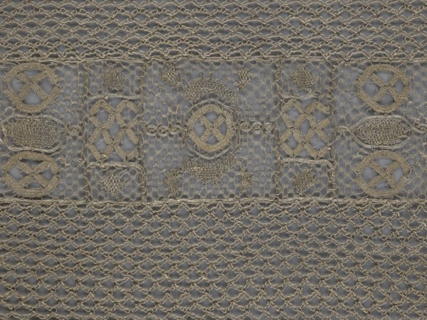 A so-called Saxon lace belt, lace belt accessory for men's clothing. The central part is a