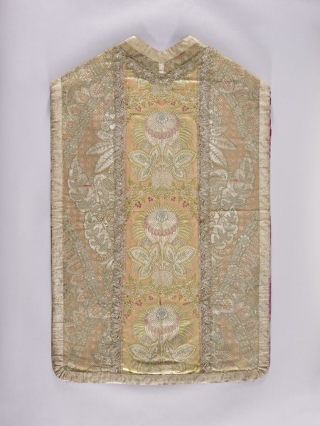 Chasuble, Chasuble made of two types of lace fabrics: the front and sides of the back are a