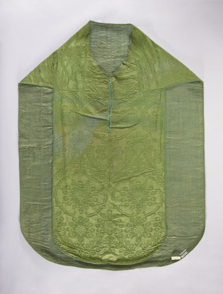 Chasuble, repossession, Design: plant ornaments and flowers—roses and thistle flowers—forming a