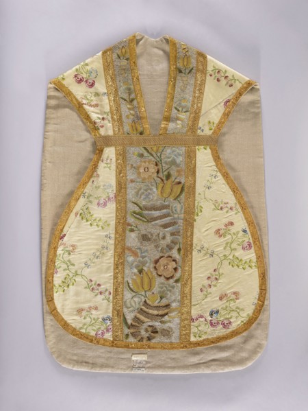 Chasuble, Chasuble made of cream-colored silk brocaded with a pattern of leafy, twisting twigs