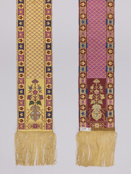 Half-belt. Double-sided silk half-belt. Each head features a single motif of a flower bouquet in a