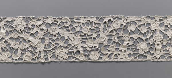 Lace fragment, needle lace with floral ornaments, pattern of large, thick branches with stylized