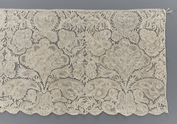 Lace fragment, Brussels, early 18th century. Pattern with motifs of a large leafy-palmette bouquet