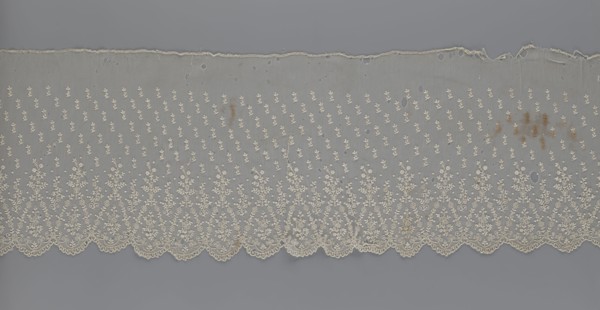 Lace fragment — shuttlecock; lace; clothing accessory; fashion. Lower edge: semicircular serrations