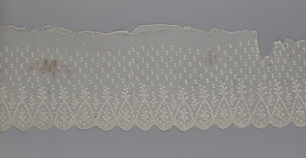 Lace fragment — shuttlecock; lace; clothing accessory; fashion. Lower edge: semicircular serrations